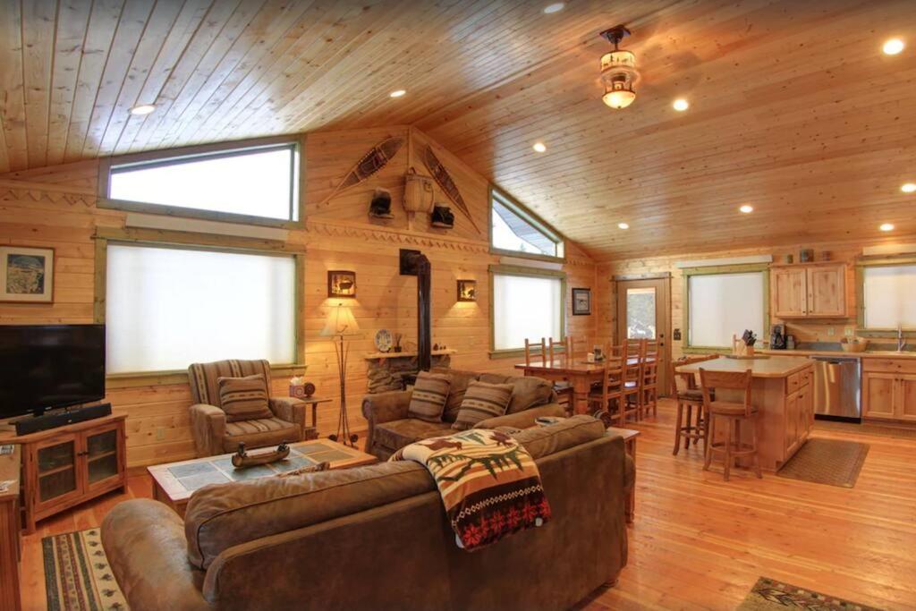 Fox Den Lodge ウェスト・イエローストーン エクステリア 写真